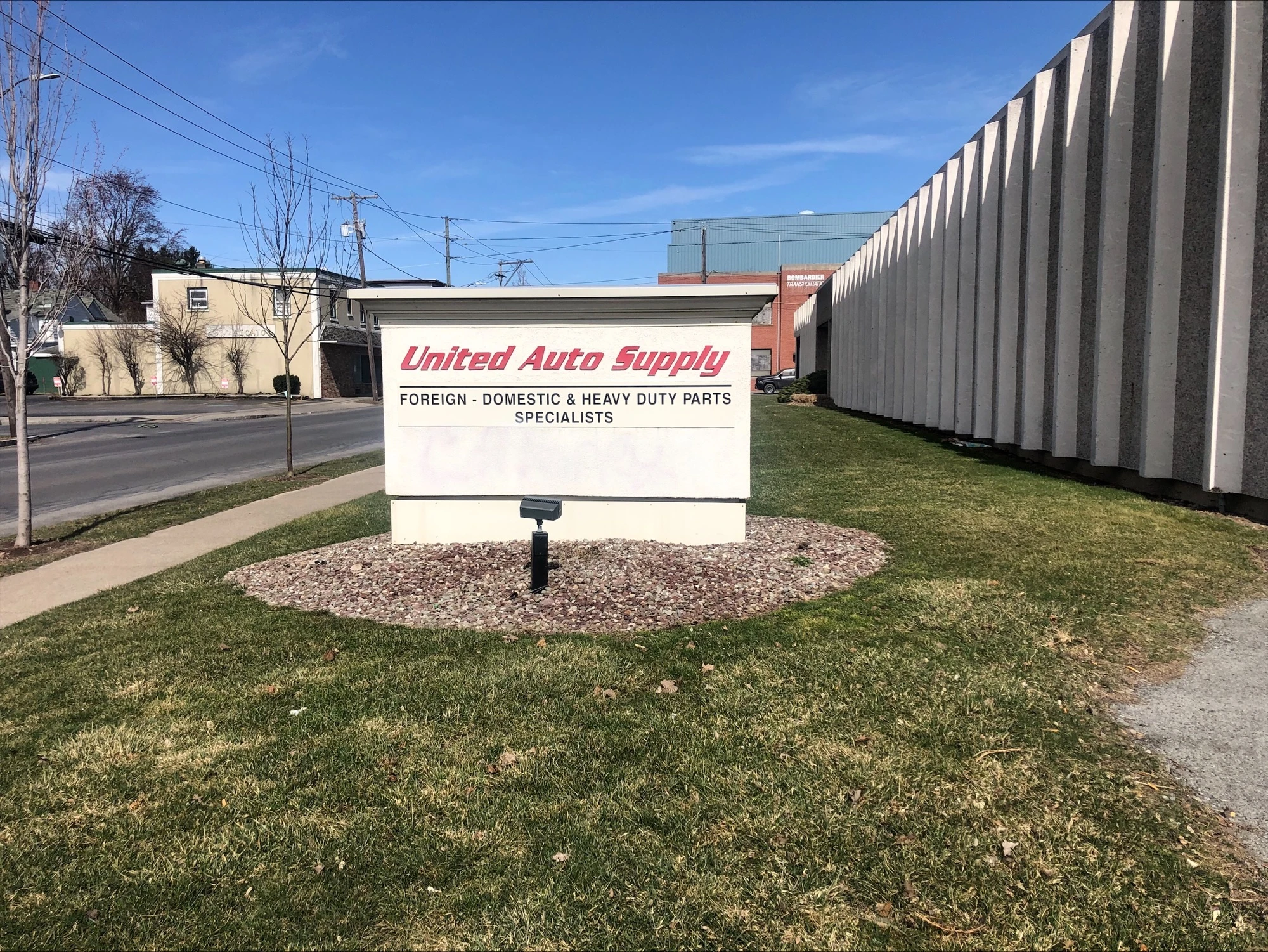 The outside sign of United Auto supply Auburn to signal to customers that there is an auto part store.